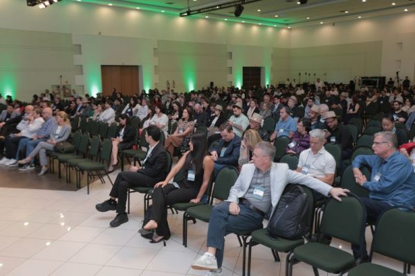 Audiência engajada nos paineis sobre o futuro dos ambientes promotores de inovação