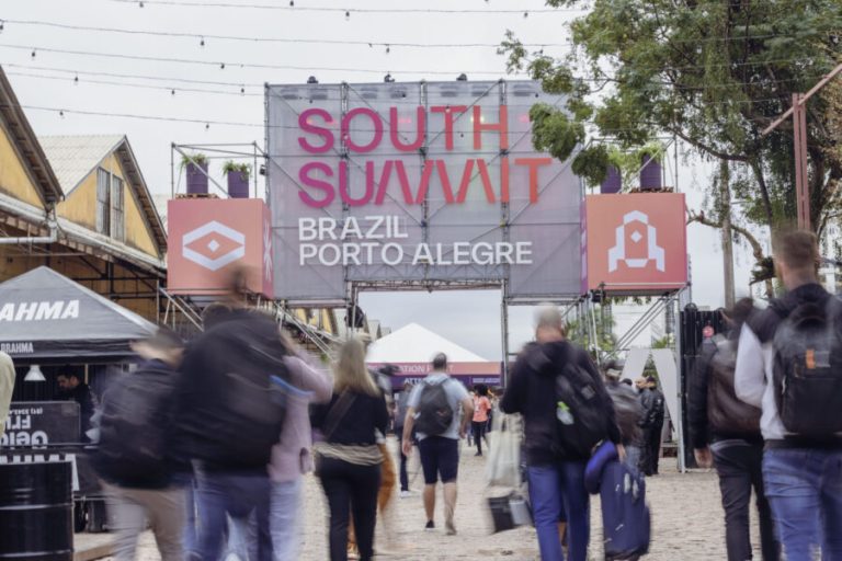 South Summit Brazil 2025 reúne startups, investidores e líderes globais no Cais Mauá, com foco em reconstrução econômica, conexões e sustentabilidade.