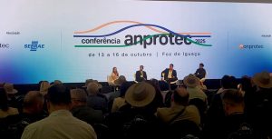 Primeiro dia do evento reúne cerca de 1,2 mil participantes e reforça o protagonismo do Paraná com debates sobre internacionalização, liderança colaborativa e transformação digital.