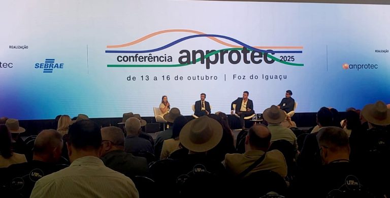 Primeiro dia do evento reúne cerca de 1,2 mil participantes e reforça o protagonismo do Paraná com debates sobre internacionalização, liderança colaborativa e transformação digital.