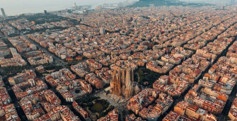 Cobertura especial do Smart City Expo World Congress e do Web Summit vai conectar as experiências globais às transformações do ecossistema paranaense.